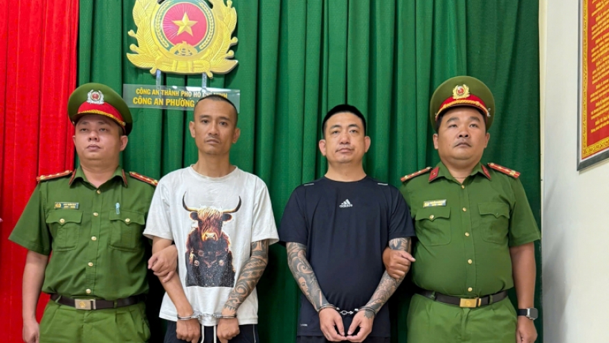 Bắt giam 2 đối tượng đi ô tô chửi bới, đánh người