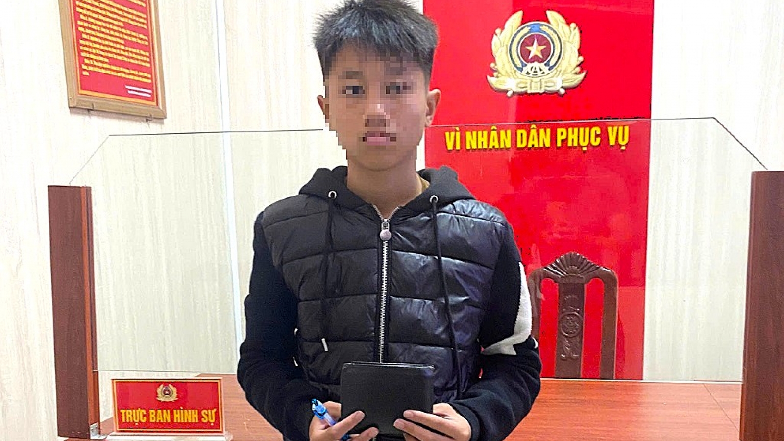 Mất trộm 16 triệu đồng vì để xe máy cắm sẵn chìa khóa