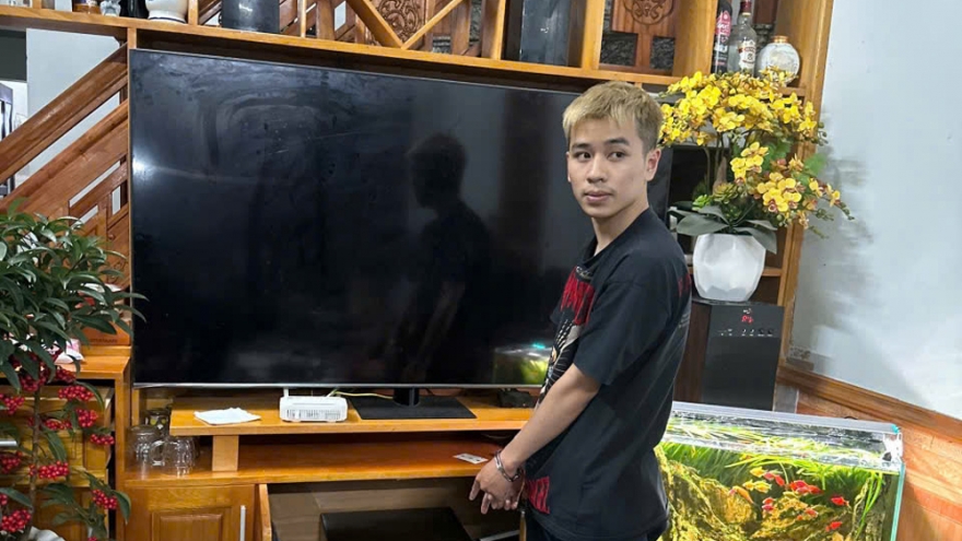 Trộm 3 cây vàng để mua điện thoại tặng người yêu