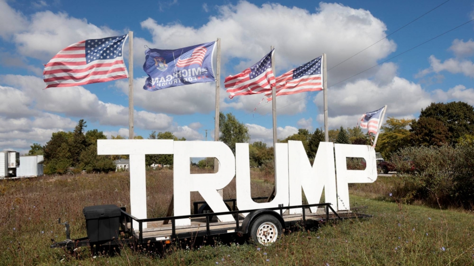 Tỷ lệ ủng hộ Tổng thống Trump giảm mạnh trong bối cảnh giá nhiên liệu tăng