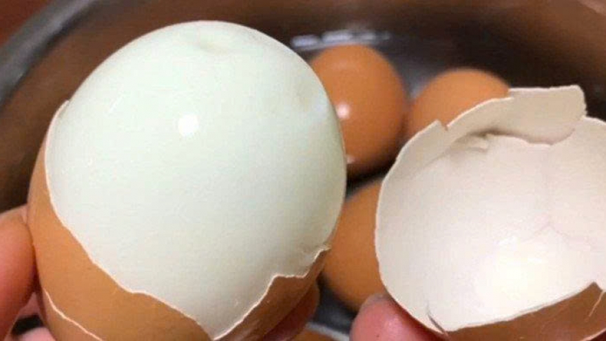 Mẹo luộc trứng giúp bóc vỏ trong tích tắc