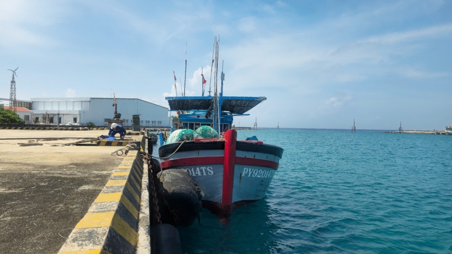 Sửa chữa kịp thời tàu cá Phú Yên gặp sự cố tại Trường Sa