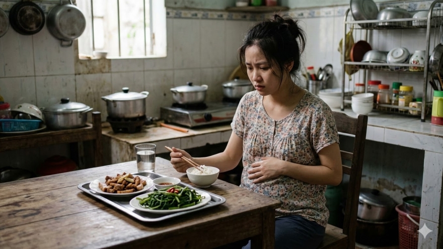 Chồng đi làm xa, tôi lủi thủi bên mâm cơm "tiết kiệm" của mẹ chồng khi ốm nghén