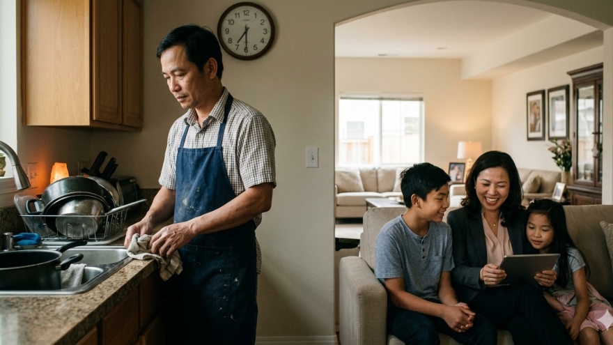 Bỏ việc nhà nước về làm nội trợ, ông bố lặng người trước câu nói của con trai