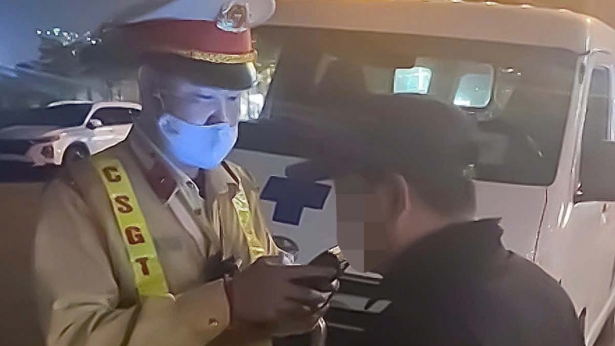 Xử phạt tài xế lái “xe cứu thương” biển xanh vi phạm nồng độ cồn ở Hà Nội