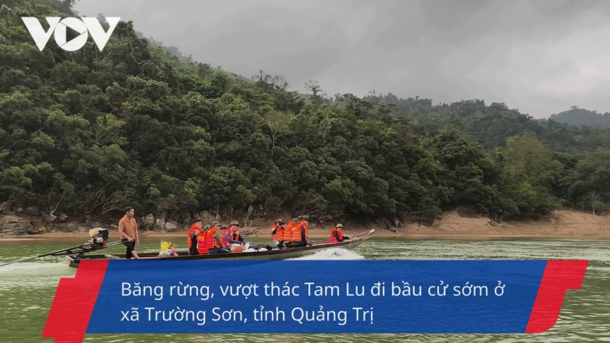 Băng rừng, vượt thác Tam Lu đi bầu cử sớm ở xã Trường Sơn, tỉnh Quảng Trị