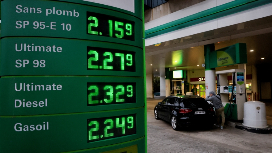 Giá dầu vượt mốc 100USD/thùng, Châu Âu đứng trước nguy cơ lạm phát trở lại