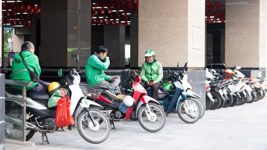 Xăng tăng giá, tài xế xe ôm công nghệ tính tắt app chờ ổn định