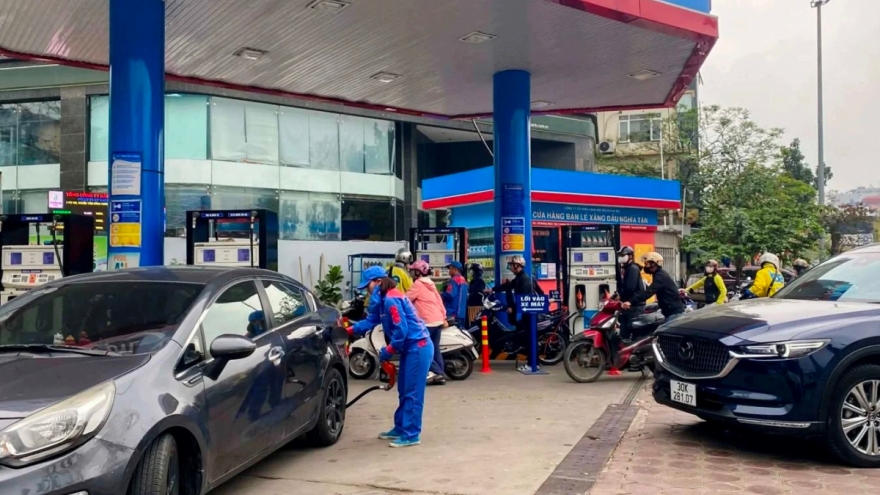 Người dân tìm cách thích ứng khi giá xăng, dầu, gas đồng loạt tăng mạnh