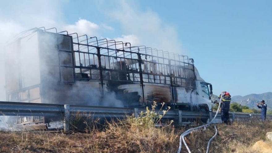 Xe tải bốc cháy, cao tốc Cam Lâm – Vĩnh Hảo ùn ứ kéo dài