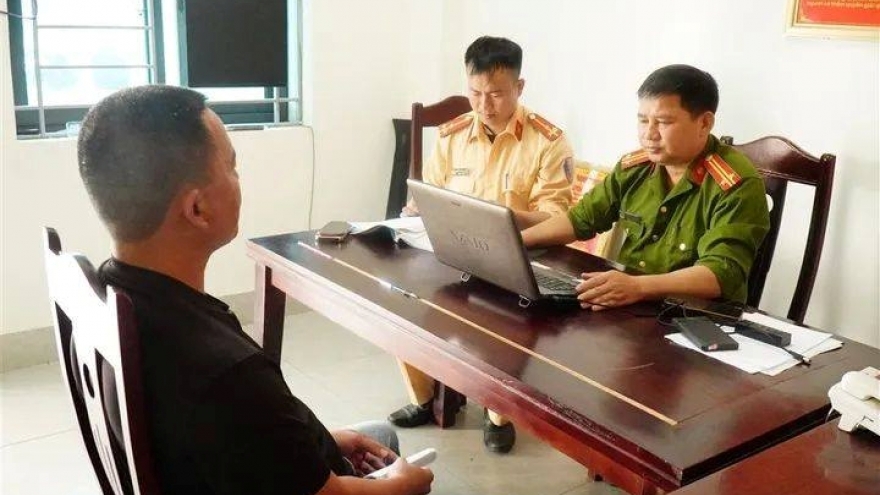 Tài xế ở Nghệ An đỗ xe bán tải chắn ngõ bị phạt 5 triệu đồng, trừ điểm bằng lái