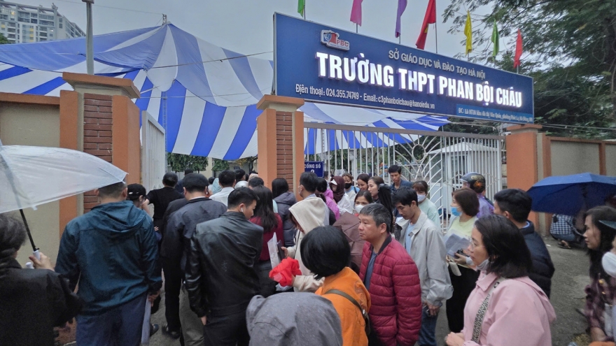 Căng thẳng nộp hồ sơ vào trường tư, phụ huynh Hà Nội thức trắng đêm giữ chỗ