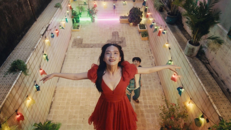 Vừa ra mắt, "Cảm ơn người đã thức cùng tôi" lọt top 2 doanh thu phòng vé