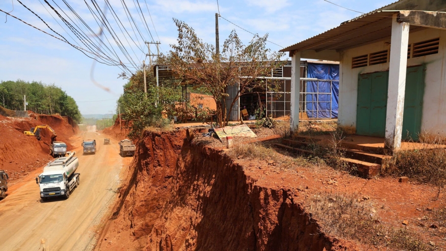 Làm đường khiến nhà dân bị “treo” bên mép vực, chủ đầu tư sẽ công khai xin lỗi dân