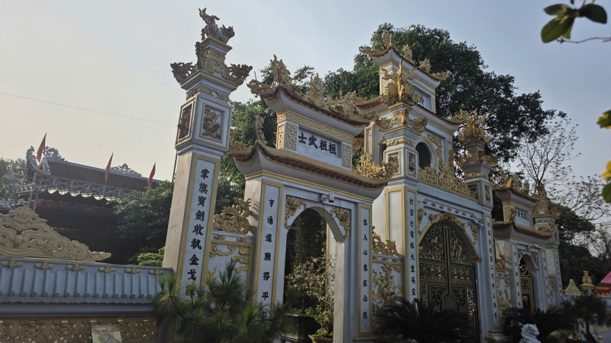 Tiền công đức tại đền Lảnh Giang chảy vào túi ai?