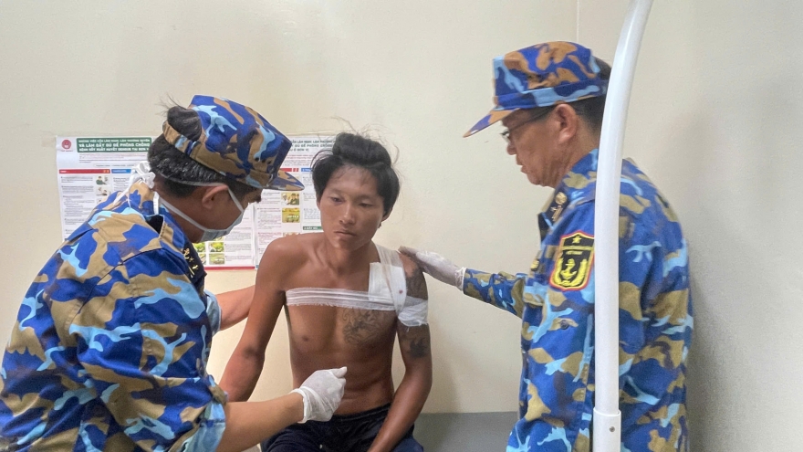 Nhà giàn DK1/10 cấp cứu kịp thời ngư dân bị tai nạn lao động trên biển