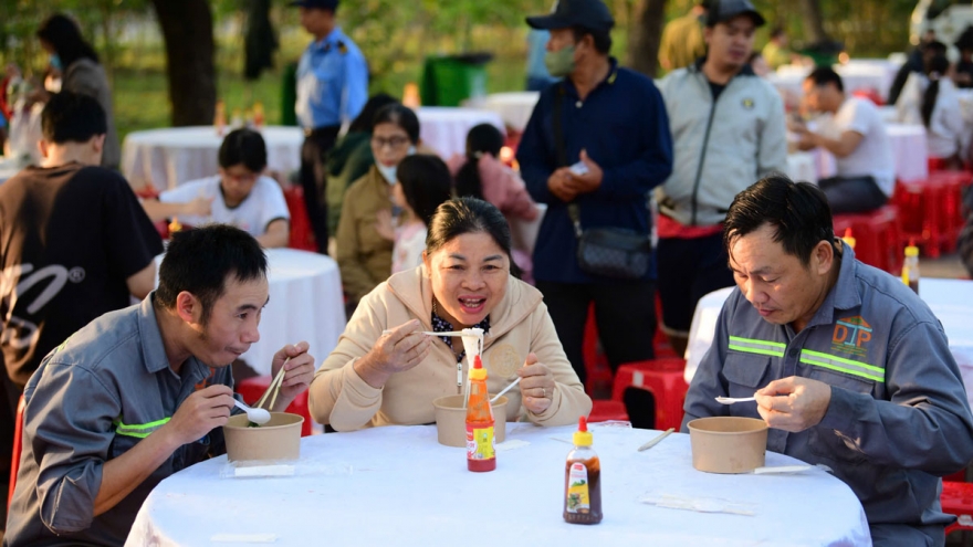 10.000 suất phở “5 sao” cùng quà tặng đến công nhân khu công nghiệp tại TP.HCM