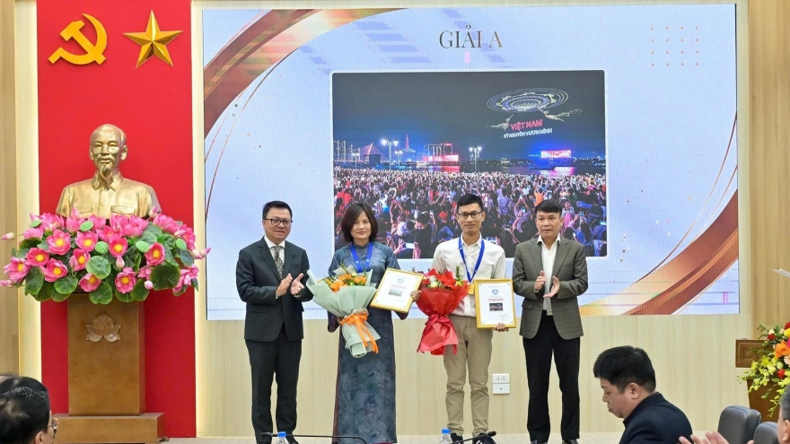 22 tác phẩm đoạt giải cuộc thi ảnh báo chí "Việt Nam trên hành trình đổi mới"