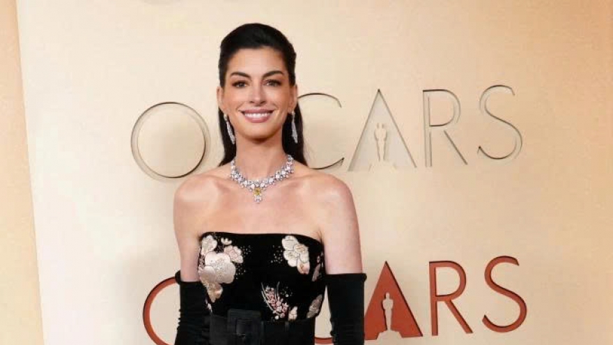 Anne Hathaway, Emma Stone và dàn mỹ nhân đọ sắc trên thảm đỏ Oscar 2026