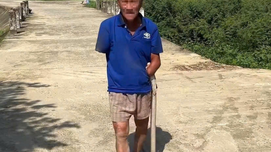 Cụ ông phải đi cấp cứu sau khi kẹp con rắn cắn mình về nhà