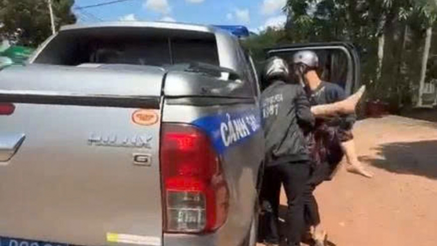 Cảnh sát giao thông Đồng Nai kịp thời cứu cụ bà bất tỉnh giữa đường