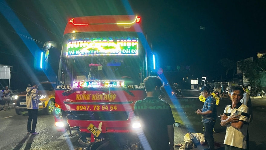 Va chạm xe khách trên Quốc lộ 1 khiến 2 người đi xe máy tử vong