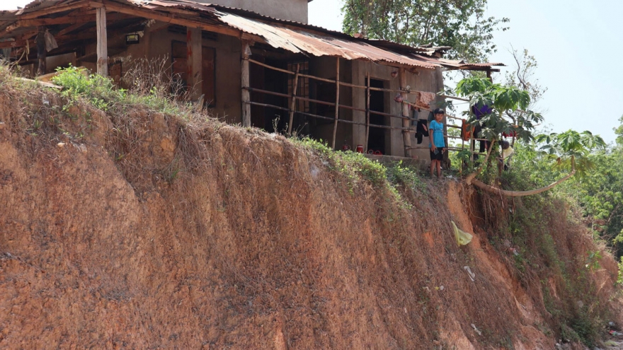 Nhà mặt tiền nằm cạnh "vực" sau khi hiến đất làm đường ở Đồng Nai