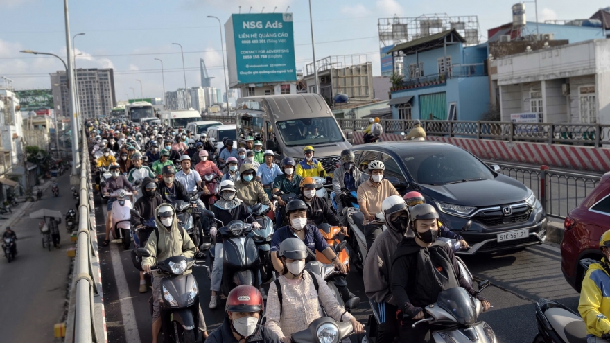 Tai nạn trên cầu Kênh Tẻ khiến tài xế tử vong, cửa ngõ TP.HCM kẹt cứng