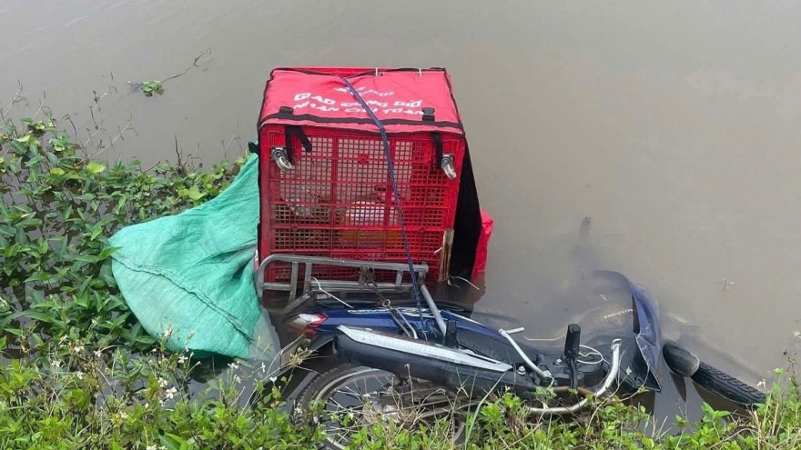 Phát hiện thi thể nam shipper dưới sông tại xã Quang Thiện, Ninh Bình
