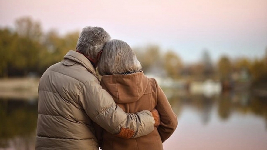 Muốn hạnh phúc ở tuổi ngoài 70, hãy “yêu” hai tuần một lần