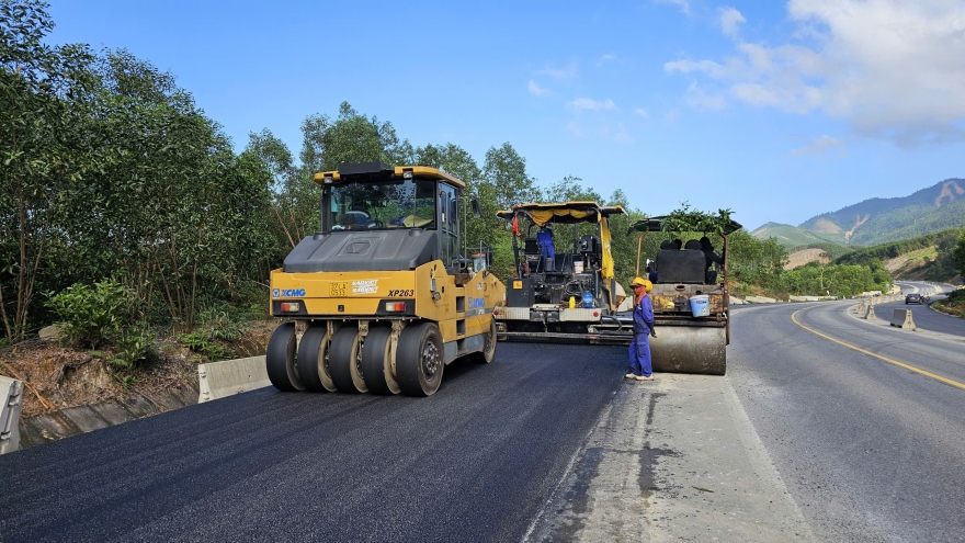 Dầu tăng giá, nhà thầu khắc phục khó khăn bám tiến độ cao tốc La Sơn - Hòa Liên