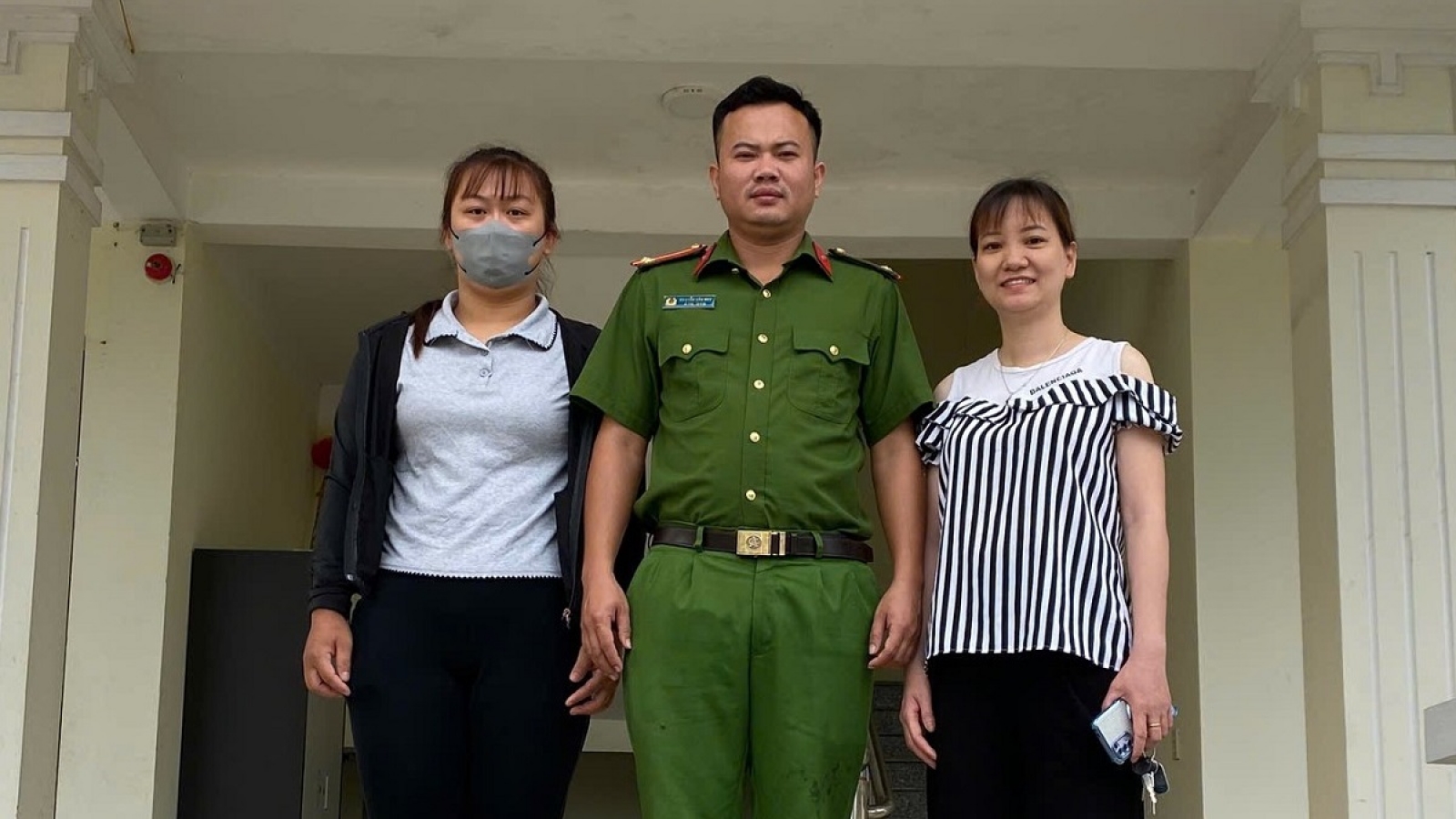 Nhặt được dây chuyền vàng, người phụ nữ giao nộp công an trả người đánh rơi