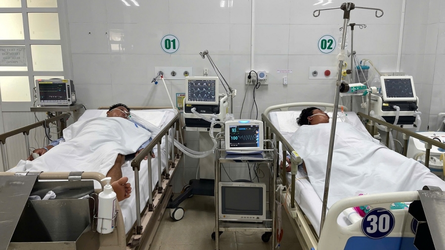 Hai lao động ngạt khí trong hầm tàu cá đã qua cơn nguy kịch