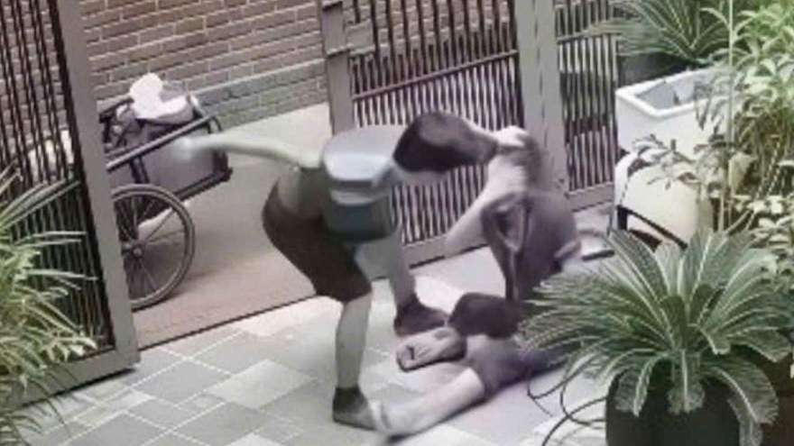 Xôn xao clip chồng đánh vợ giữa sân ở Bắc Ninh vì mâu thuẫn