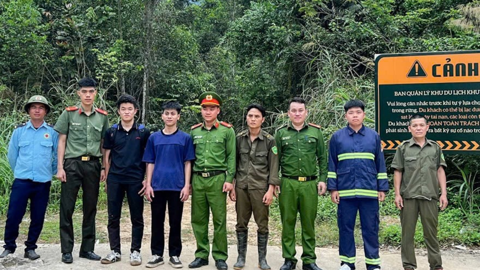 Giải cứu hai du khách lạc trong rừng sâu Tây Yên Tử ở Bắc Ninh