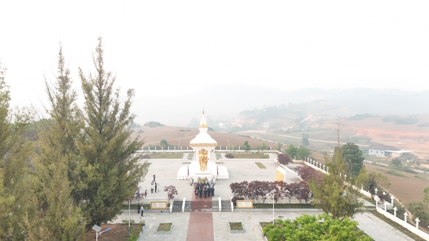 Người Việt tại Lào dâng hương tri ân anh hùng liệt sĩ Lào - Việt Nam