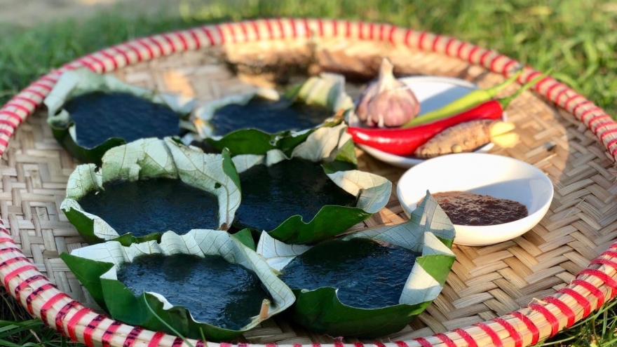 Bánh đặc sản từ loại rau bám đá ven biển