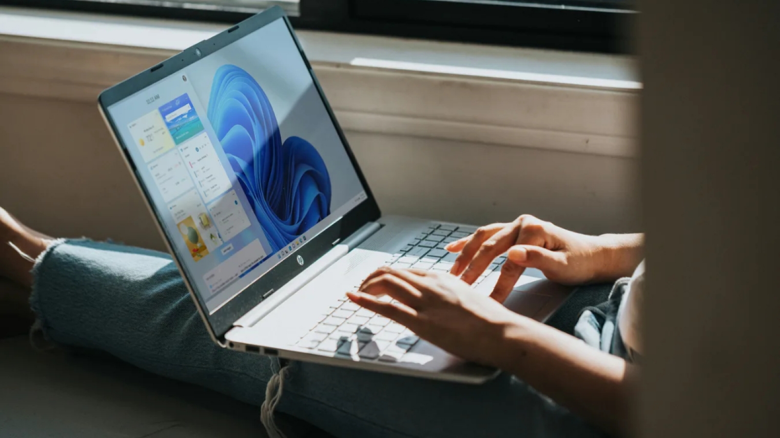 AI không cứu nổi máy tính xách tay Windows trước MacBook?