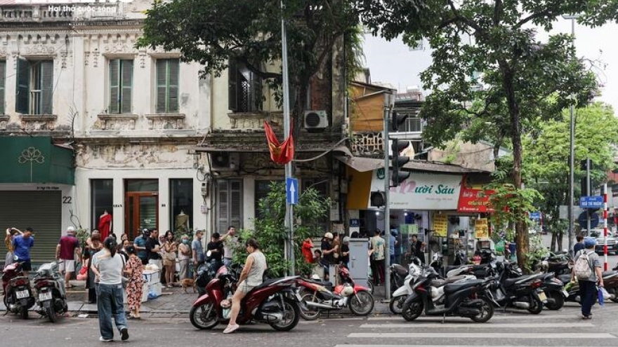 Người Hà Nội xếp hàng cả tiếng chờ mua bánh trôi, bánh chay dịp Tết Hàn thực