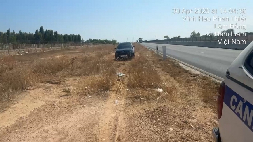 Tài xế mệt mỏi trên cao tốc, CSGT trực tiếp cầm lái hỗ trợ