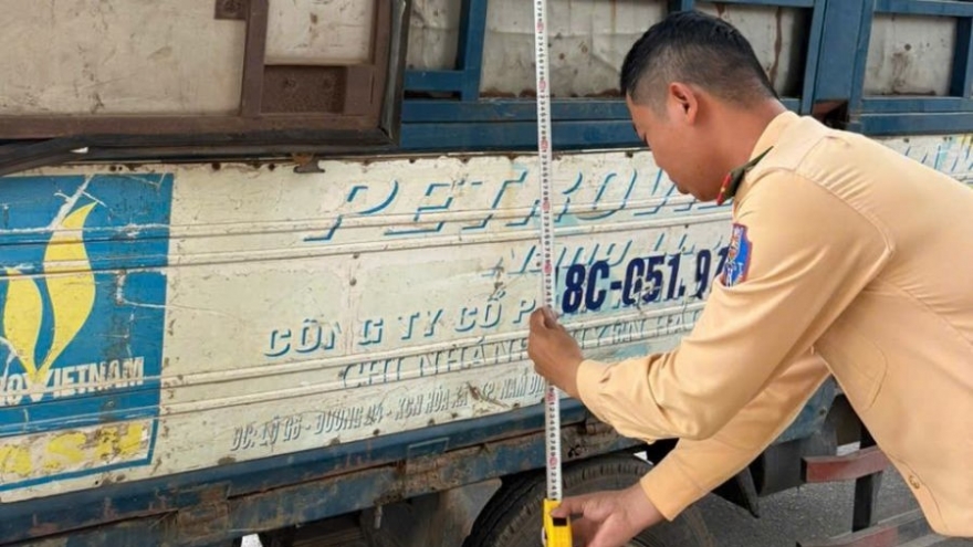 Xử phạt lái xe chở sắt thép vượt quá chiều cao cho phép sau phản ánh của người dân