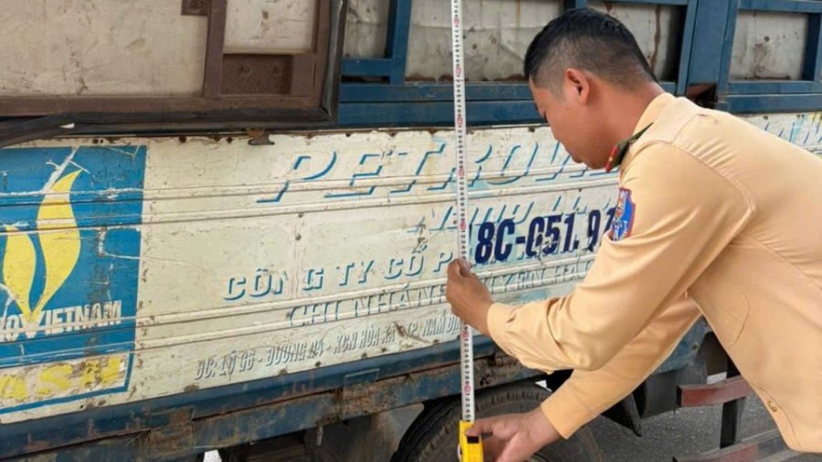 Xử phạt lái xe chở sắt thép vượt quá chiều cao cho phép sau phản ánh của người dân