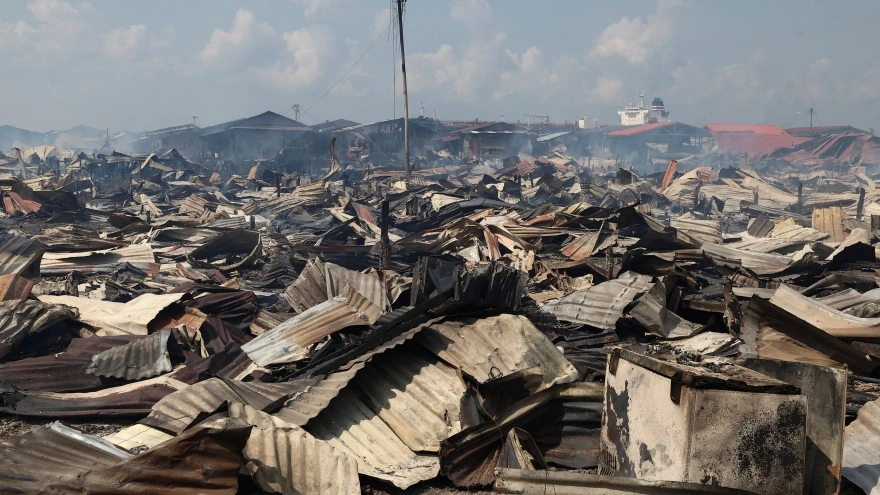 Kinh hoàng cảnh tượng hỏa hoạn thiêu rụi 1.000 ngôi nhà ven biển tại Malaysia