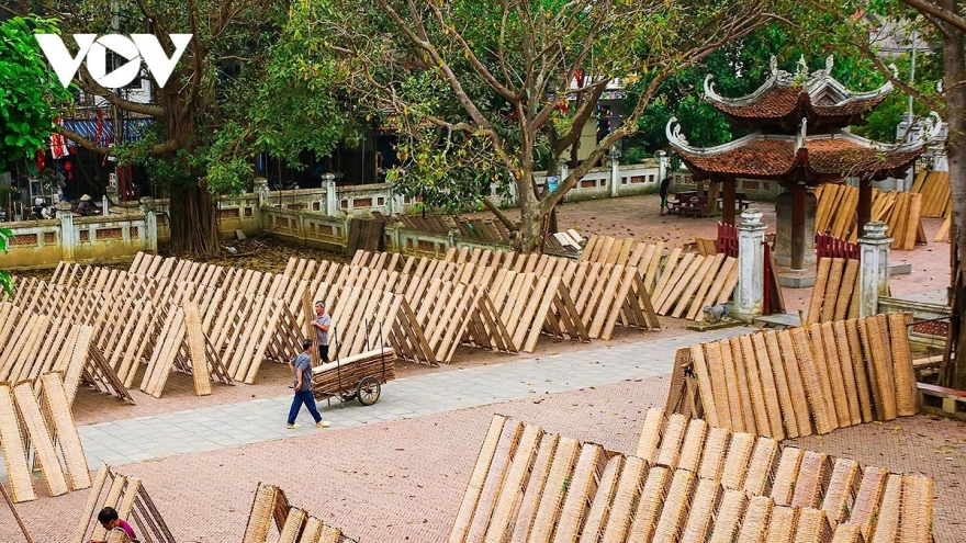 Inside Tho Ha village - The traditional craft of making rice crackers