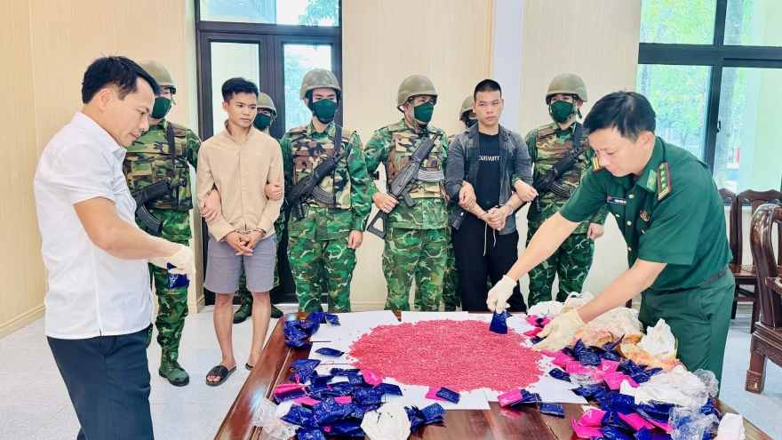 Bắt 2 đối tượng vận chuyển 24.000 viên hồng phiến để lấy 30 triệu đồng tiền công