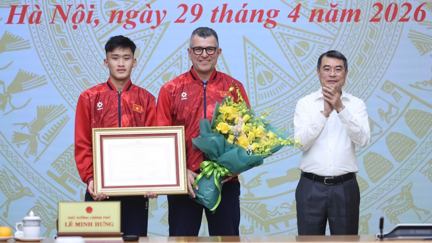 Thủ tướng Lê Minh Hưng gặp mặt chúc mừng đội tuyển bóng đá nam U17 Quốc gia