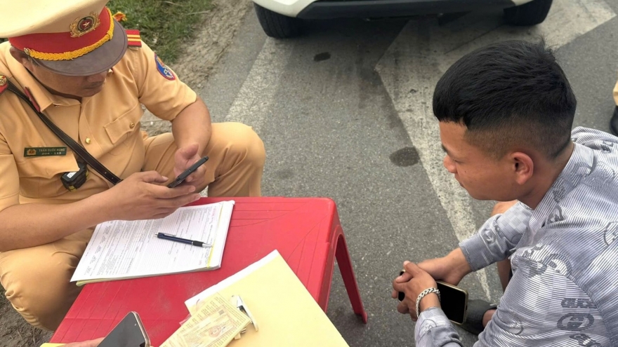 Lái xe và chủ xe bị xử phạt vì điều khiển phương tiện không có phù hiệu