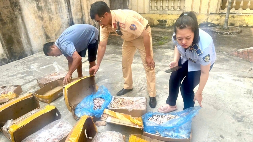 Phát hiện xe chở 150kg chân gà bốc mùi, không rõ nguồn gốc ở Ninh Bình