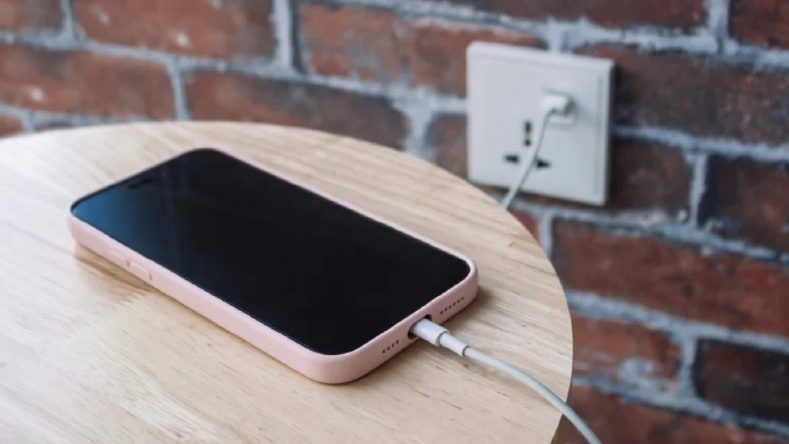 Sai lầm khi dùng ổ cắm điện USB với các thiết bị điện tử