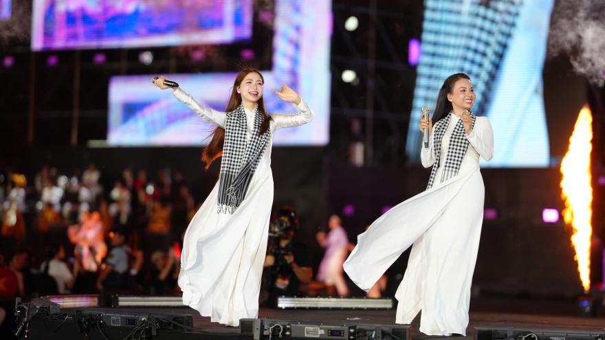 Hòa Minzy, Cẩm Ly sửa câu hát “lúa chín cao nhưng chẳng hề cúi đầu” trên sân khấu